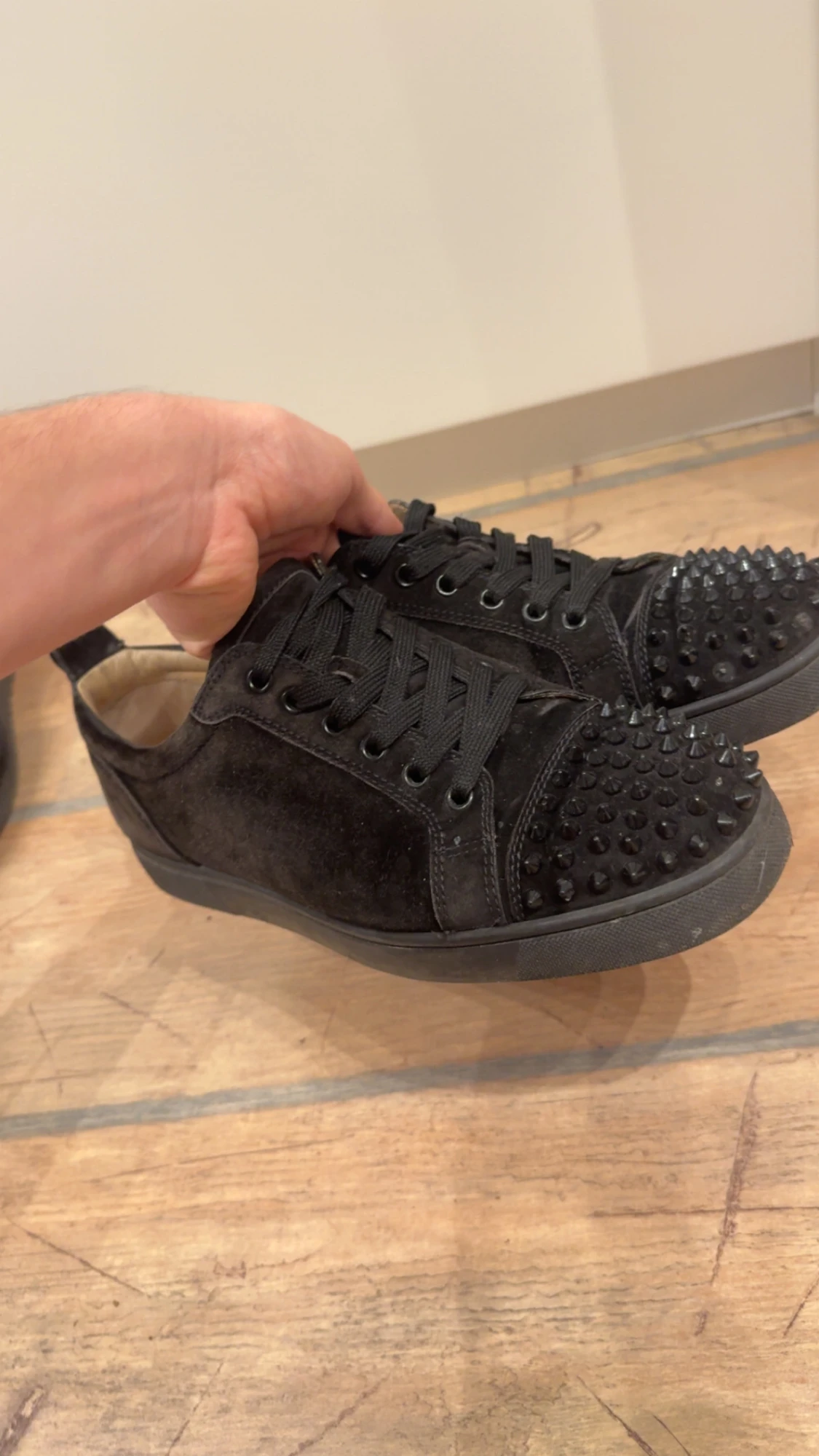 Svarta sneakers med nitar från Louboutin