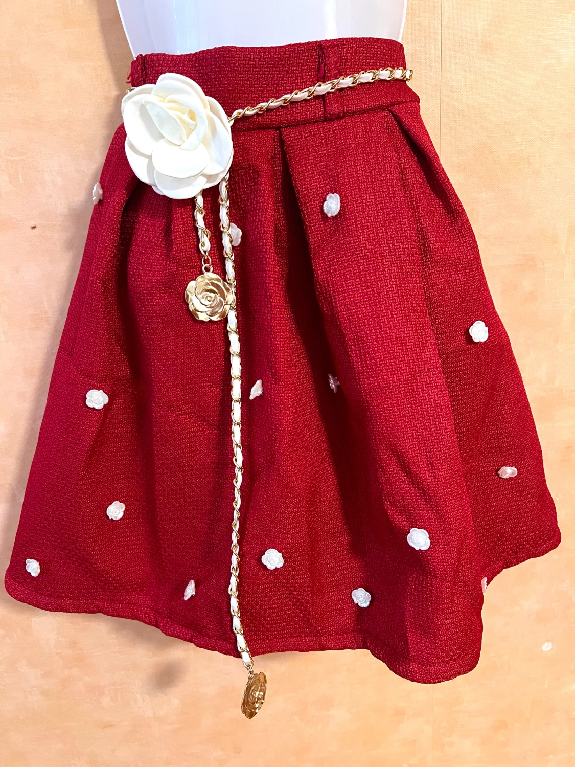 Röd kjol med vita blommor och bälte midja kedja