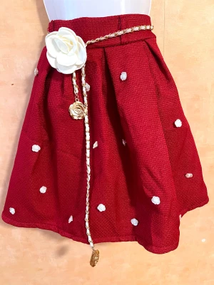 Röd kjol med vita blommor och bälte midja kedja  - Liten svart i kjol ( bild)