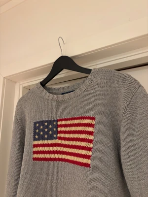 Grå stickad tröja Polo Ralph Lauren XL Barnstorlek! - Snygg grå stickad tröja från Polo Ralph Lauren i storlek XL i Barnstorlek. Den passar som en S i herrstorlek. Kostar 2395 kr nypris (kids brand store). Tveka inte att höra av dig om du har fler frågor angående plagget!