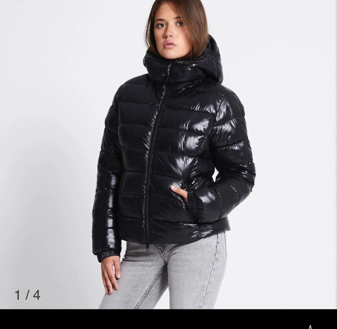 Svart glansig pufferjacka med huva - 1