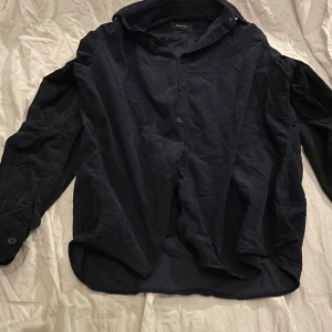 Mörkblå manchester skjorta - Snygg mörkblå skjorta från Schnayderman's i mjuk manchester. Klassisk krage, knappar framtill och långa ärmar med knapp vid manschetten. Perfekt för dig som gillar en chill och stilren look.