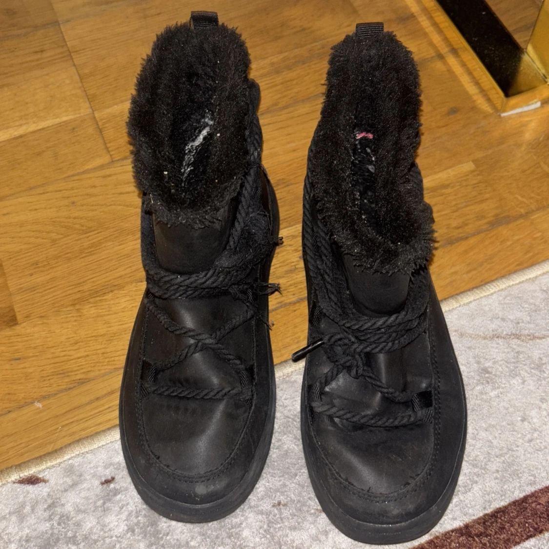 Svarta moon boots med snörning