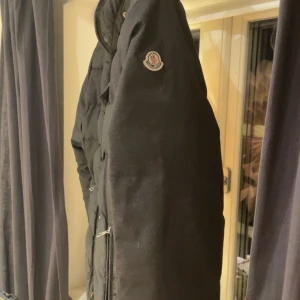 Moncler jacka  - Säljer för den passa inte 