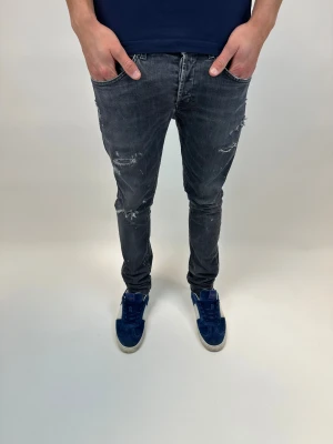 Dondup Jeans George  - Dondup Jeans George! Trendigaste jeansen på marknaden.  Skick= 9,5/10 Ny pris= 4000 kr Säljs för= 1199 kr (Modellen har original slitningar från fabrik vilket är väldigt eftertraktat och populärt)