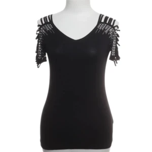 Svart topp med strass och cut-outs - Svart topp med v-ringning och coola cut-outs på axlarna. Dekorerad med strassdetaljer som ger extra edge. Kortärmad och figurnära passform, perfekt för dig som gillar att sticka ut. Stolek xs😻