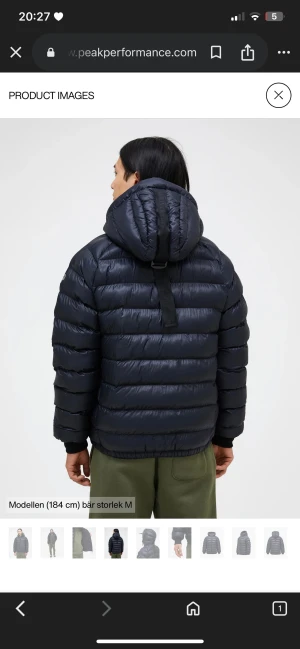 Mörkblå dunjacka Peak Performance -  Om du bor i Stockholm så kan vi möta upp Säljer en mörkblå dunjacka från Peak Performance med huva och snygga quiltade paneler. Jackan har dragkedja framtill, ribbade muddar och justerbar huva med rem. Perfekt för kalla dagar och riktigt chill stil. Använt 7 gånger typ men det helt ny skriv om bilder eller om intresserad