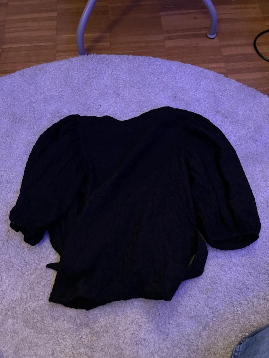 Svart omlottblus med puffärm från Monki - 1