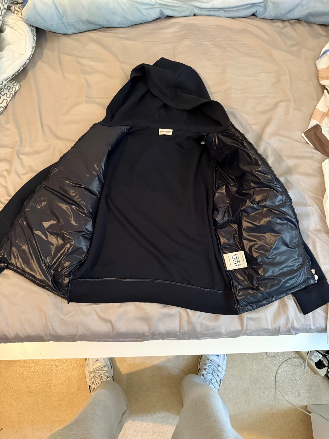 Svart Moncler pufferjacka med huva - 1