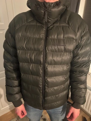 Peak performance jacka - Peak performance jacka storlek L, använd en handfull gånger. Inga märken eller något annat. 