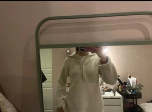 Vit stickad half zip tröja H&M - Säljer en vit stickad tröja från H&M med ribbad struktur och half zip-dragkedja framtill. 🤍🤍