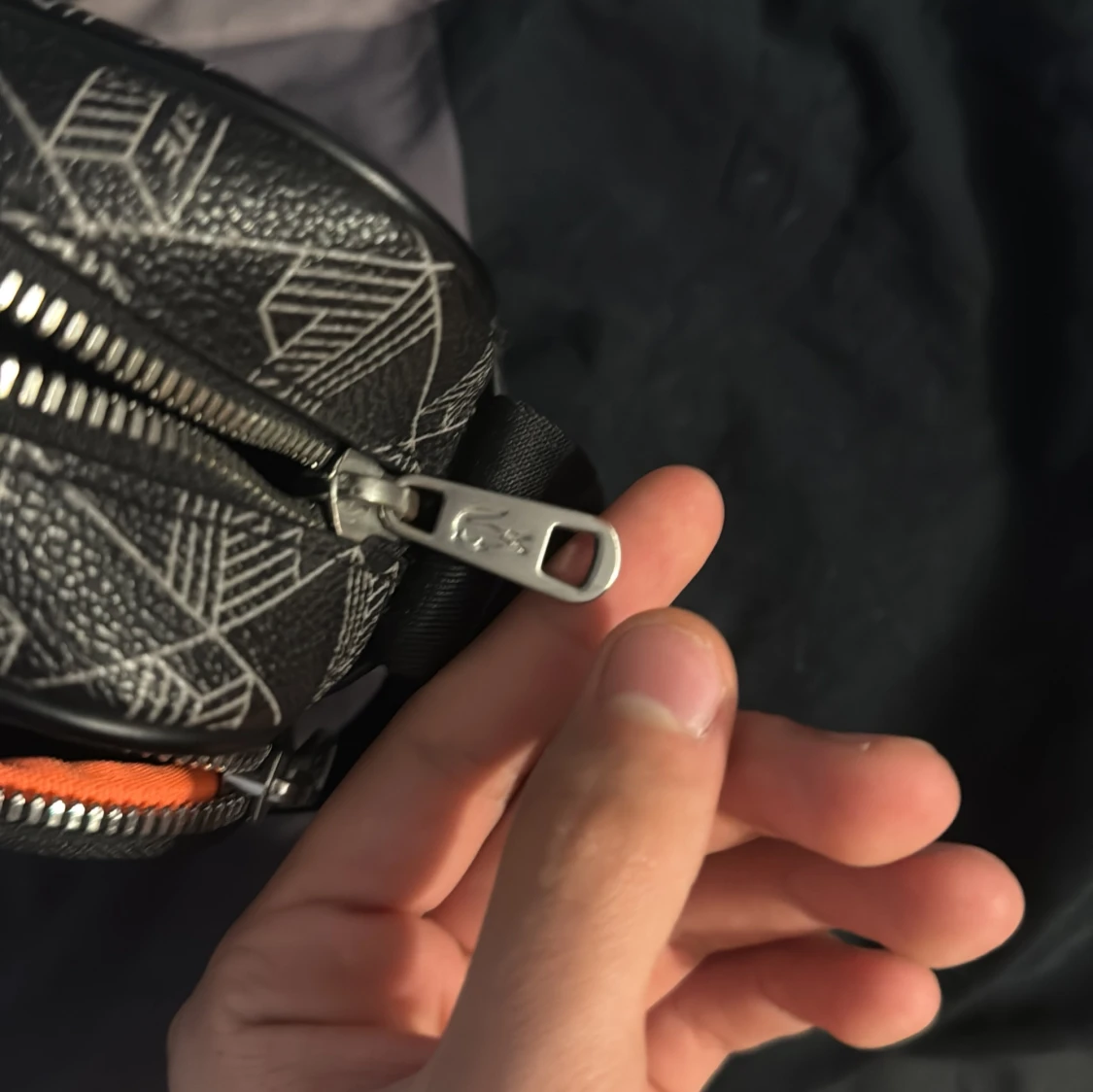 Svart axelväska från Lacoste med mönster - 3