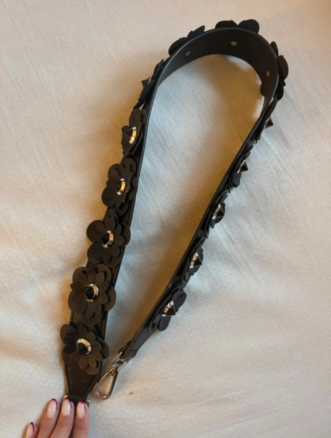 Svart blommigt väskband från Sign of Sweden