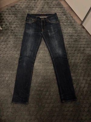 Nudie jeans Dry & Thin Finn) - Tja, säljer nu dessa riktigt feta Nudie jeans i mycket bra skick, skick = 9/10, storlek = 30/32 men sitter mer som en W28, mitt pris = 599, modellen är 170, 60kg, mått A: 35 cm B: 104 cm, hör av er vid frågor eller funderingar 🤩🙌