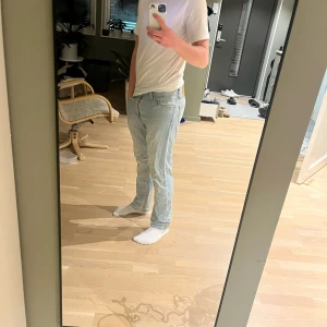 Levi's 511 ljusblå jeans W30 L30 - Säljer ett par Levi's 511 jeans i ljusblå tvätt. Modellen har en slim passform med klassisk femficksdesign och normal midja. Jeansen är tillverkade i mjukt denim och har Levi's ikoniska läderpatch bak samt röda logotagg vid fickan.