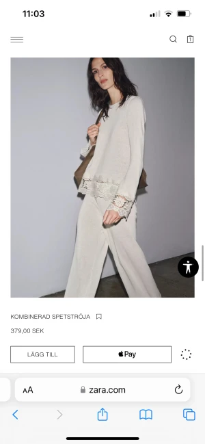 Beige spetsdetaljerad tröja från Zara - Supersöt beige tröja med långa ärmar och breda spetsdetaljer vid ärmslut och nederkant. Tröjan har en mjuk, stickad känsla och rund halsringning. Perfekt för dig som gillar romantiska och stilrena plagg med extra detaljer.