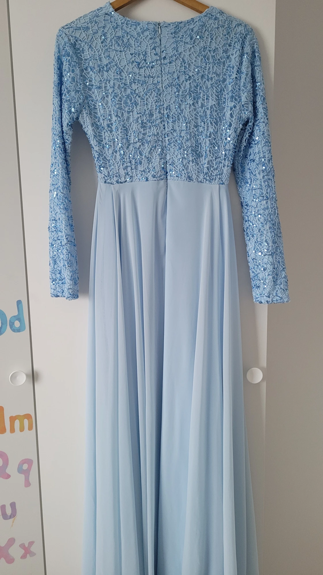 Ljusblå långklänning med paljetter - 1