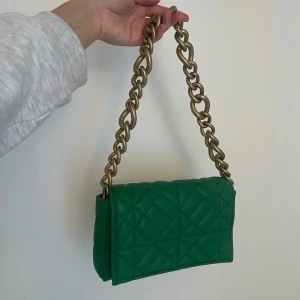 Grön väska - Väska från Zara som knappt är använd