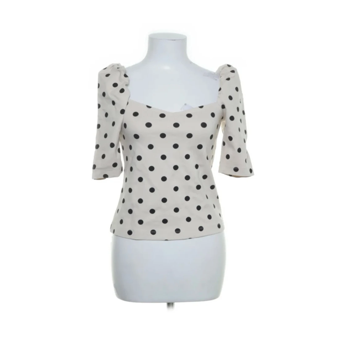 Prickig blus med puffärm