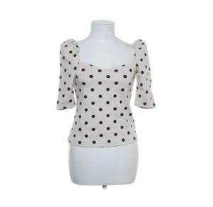 Prickig blus med puffärm - Jättefin topp