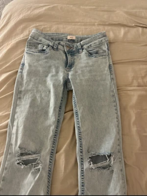 Low waist Bootcut jeans från Nelly - Bootcut jeans med låg midja från nelly. Jätte fina lite slitna nere vid fötterna men inget man tänker på.