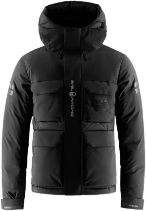 Svart pufferjacka från Sail Racing - Säljer en svart pufferjacka från Sail Racing med stor huva, feta fickor och snygga logodetaljer på bröstet och ärmen. Jackan har dragkedja och kardborre vid ärmslut, samt Sail Antarctica Expedition-märke. Perfekt för kalla dagar och riktigt stilren look. Storleken på jackan är Xs men den passar även för dig som har S