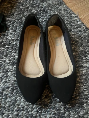 Svarta ballerina - Svarta ballerinaskor från Shein. Storlek 8 men passar mig som har 39.