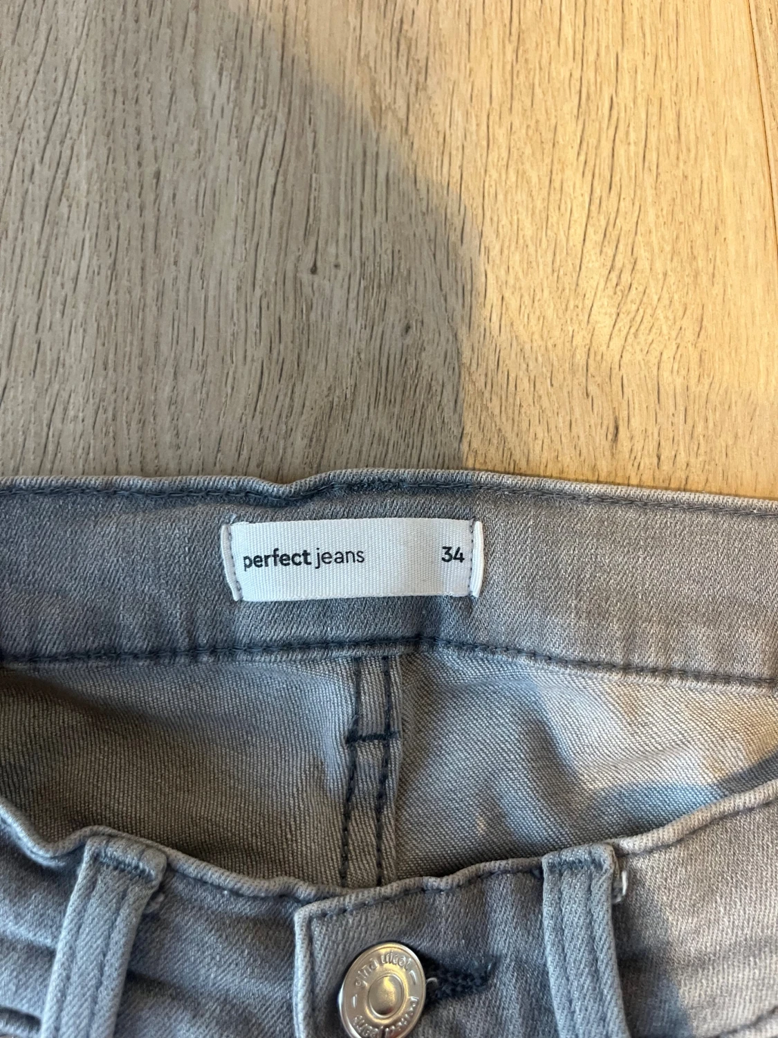 Grå bootcut jeans från Gina tricot strl 34 - 2