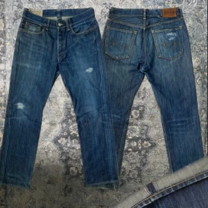 Ralph Lauren jeans - Sjukt feta jeans från Ralph Lauren med slite slitningar och snygga fades 🙌 Straight fit och storlek 32/32 men passar nog aningen större, skriv vid fråga eller mått ✌️ 