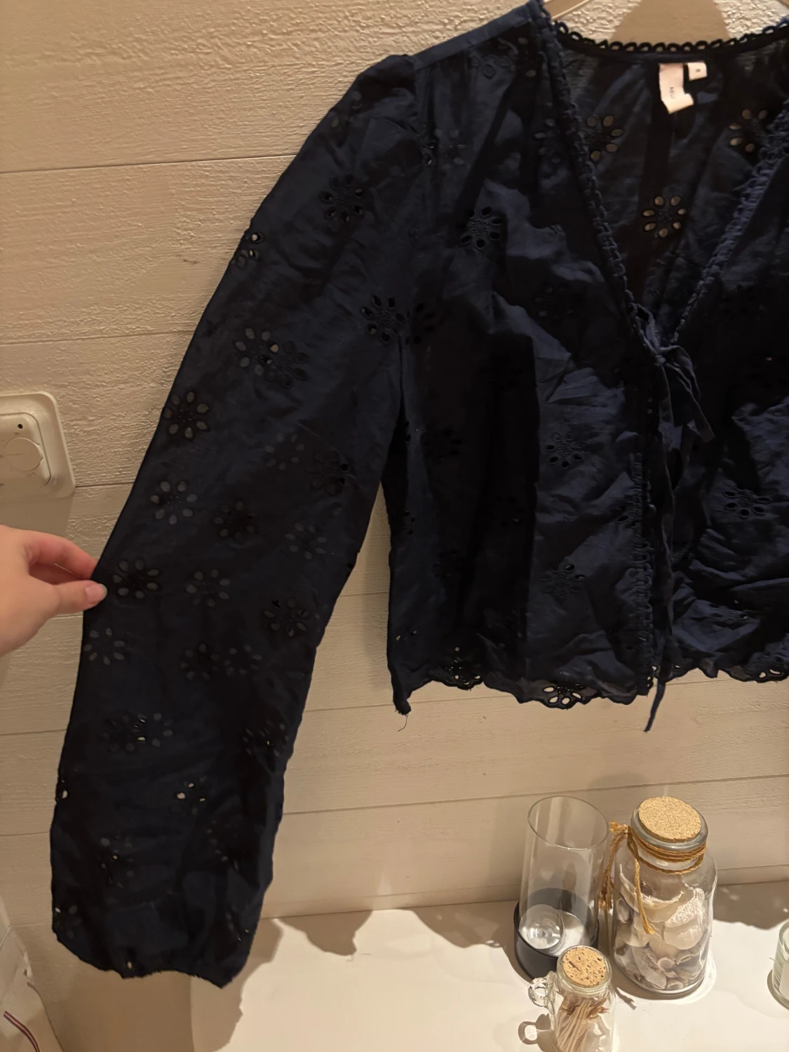 Mörkblå broderad blus från Nelly - 1