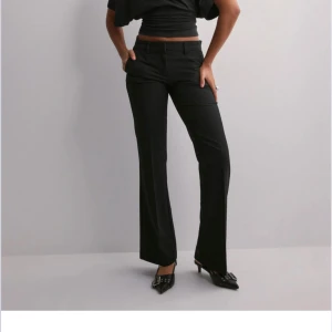 Lågmidjade kostymbyxor  - Lågmidjade kostymbyxor, helt nya och aldrig använda 