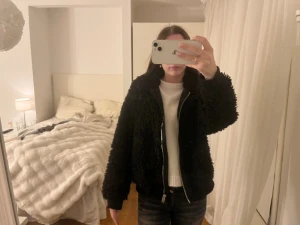 Jacka  - Jätte snygg fluffig/Teddy jacka!