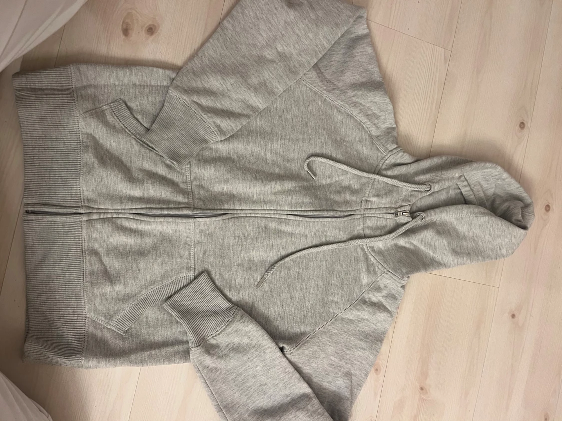 Grå hoodie med dragkedja och huva - 2