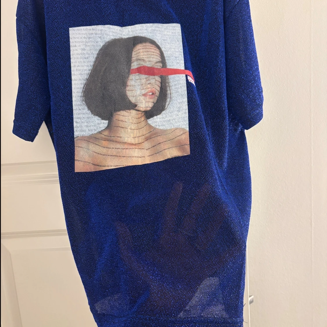 Blå glittrig t-shirt med konsttryck - 2