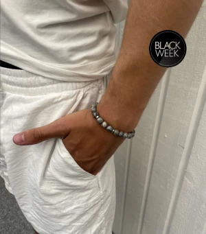 Stenarmband - LJUSGRÅ - Snyggt STENARMBAND från Montore. 8mm pärlor med metalldetaljer. Vid fler frågor eller funderingar, hör av dig!