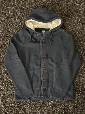 🔥 Hollister Cardigan – Sjukt Eftertraktad! - 🔥 Extremt eftertraktad Hollister-hoodie – stl M, skick 8/10 🔥 Black Week-REA! Passa på medan priset är sänkt – det här är en av Hollisters mest populära modeller och den dyker nästan aldrig upp. Sitter perfekt, sjukt snygg och funkar till ALLT.  Den här kommer försvinna direkt – folk brukar köpa såna här på sekunder. Först till kvarn. Köp nu innan någon annan hinner före! 