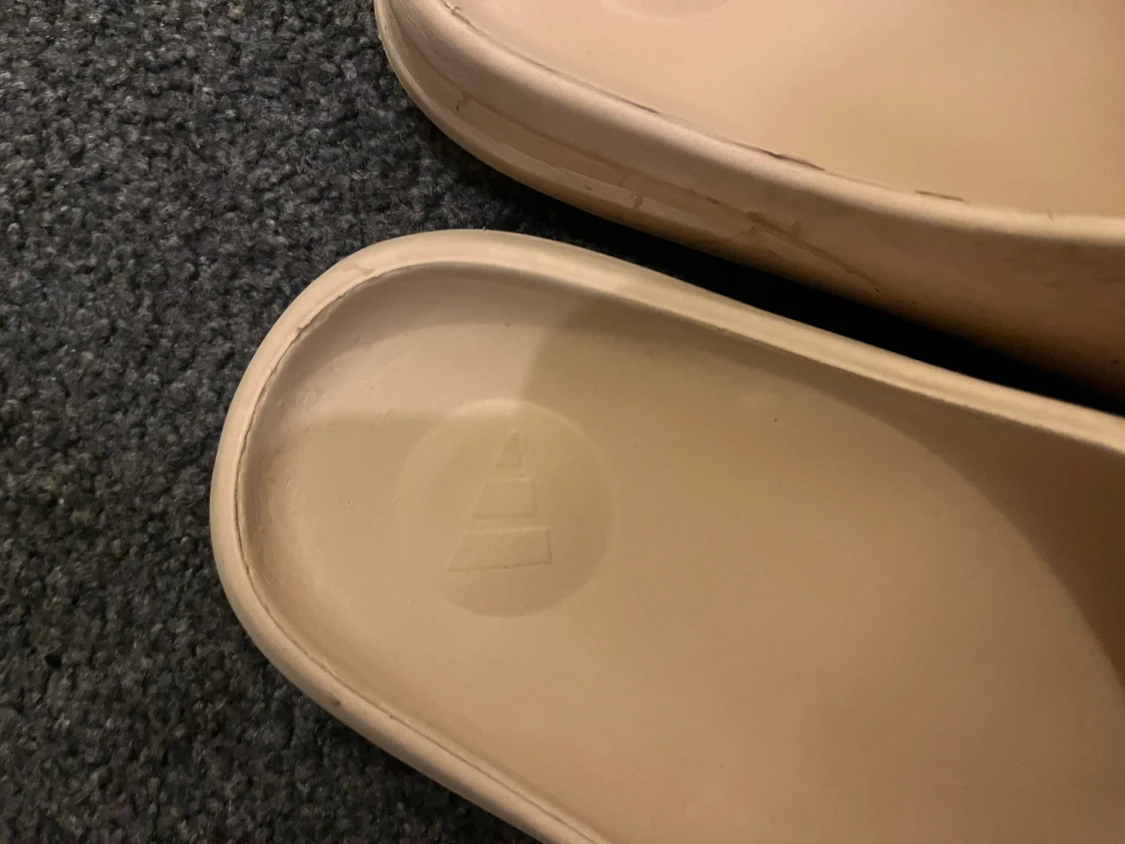 Beige slides med räfflad sula - 1