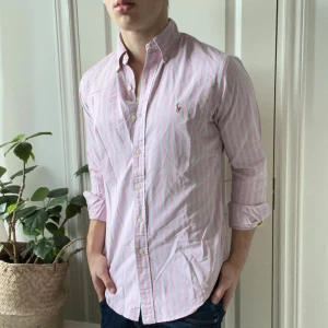 Ralph Lauren skjorta  - Ralph Lauren skjorta, inga defekter! Modellen är 180 cm 75 kg, passar honom bra! 👍 väldigt fint plagg som du kan köpa paket med andra i min profil 🫡