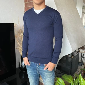 John Henric tröja - Säljer en tröja från John Henric i 100% merinoull | Storlek: M, modellen är 180cm lång & väger 72kg ~ sitter bra men tight| Skick: 9/10, inga defekter | Nypris är 1200kr, vårat är 399. Skriv gärna om du är intresserad!