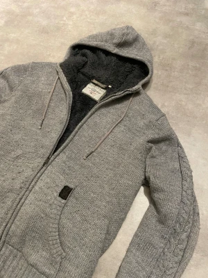 Stickad cardigan med päls  - Storlek 2xl. Sitter som xl , något stor på mig 185. Vid frågor kontakta