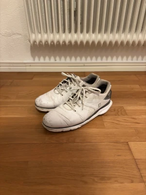 FJ PRO SL CARBON - FJ PRO SL CARBON, storlek 42,5. Dåligt skick där fram annars bra.