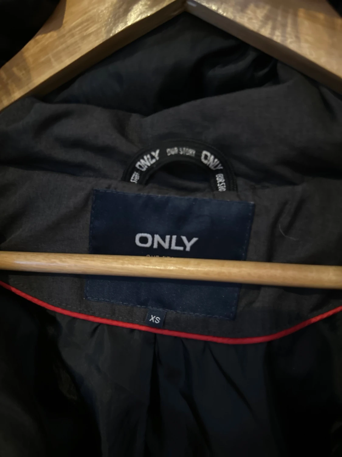 Mörkgrå pufferjacka med fuskpäls - 3