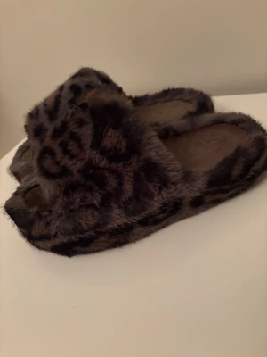 Tofflor  - Leopard tofflor, använda inomhus & ny tvättade 🤎 • TikTok: Ginise  #tofflor #leopard 