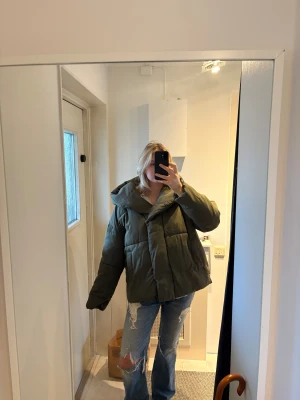 Grön jacka H&M - Säljer min gröna jacka från H&M. Precis nytvättad. Är lite skrunklig för att den legat i en låda annars i väldigt bra skick!