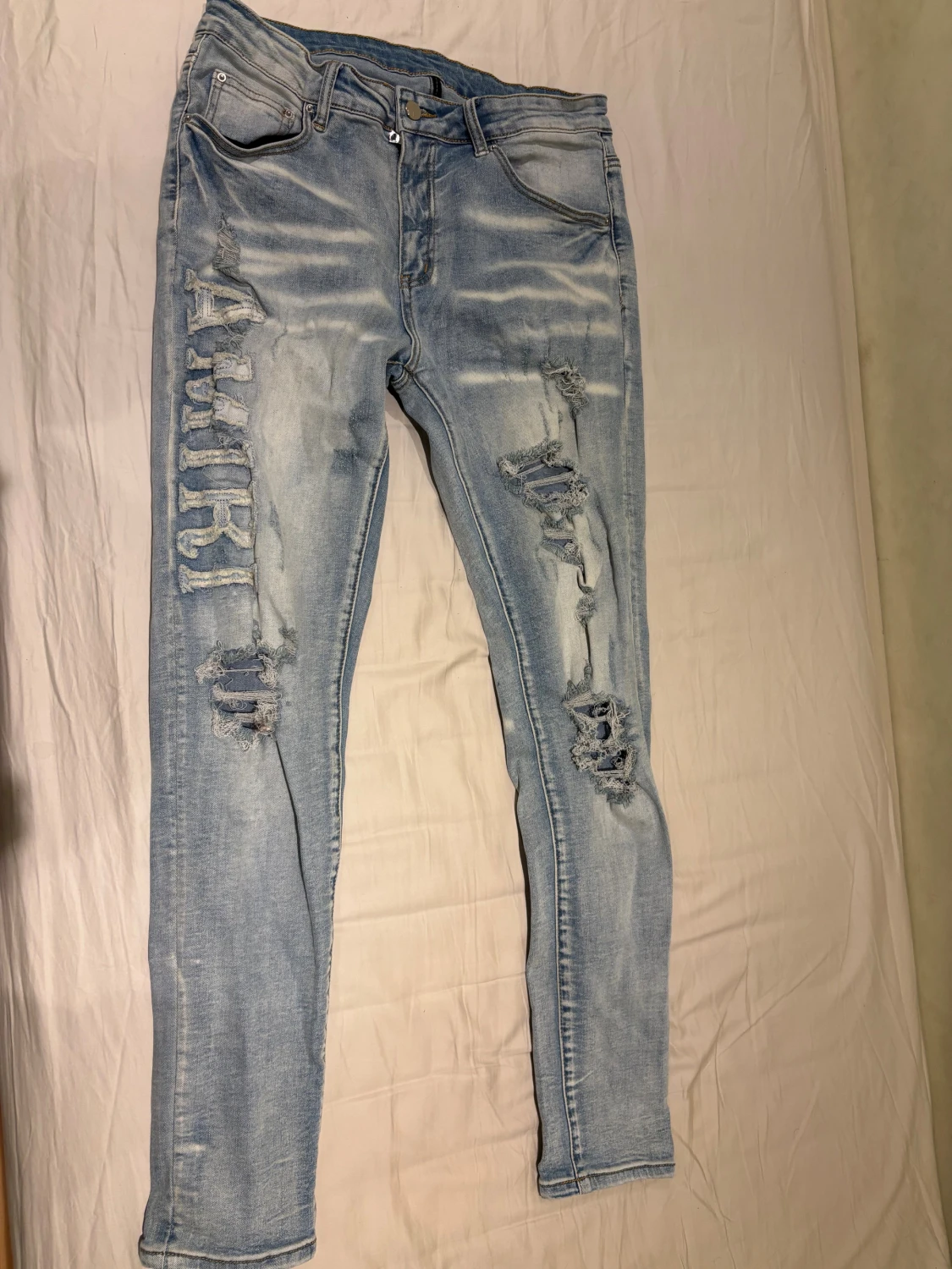 Ljusblå ripped jeans från Amiri - 1
