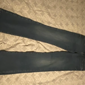  LTB Jeans - Helt nya, aldrig använda.Snygga blå bootcut jeans från LTB med låg midja. Perfekta för en avslappnad stil. Klassisk design med fem fickor och knappgylf.