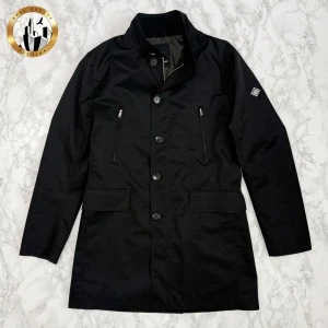 J.Lindeberg Regnrock 48 - Svart J.Lindeberg regnrock/vindjacka i storlek 48 i nästintill oanvänt skick. Tveka inte på att höra av dig för fler frågor eller vid minsta fundering! Skick: 9,5/10