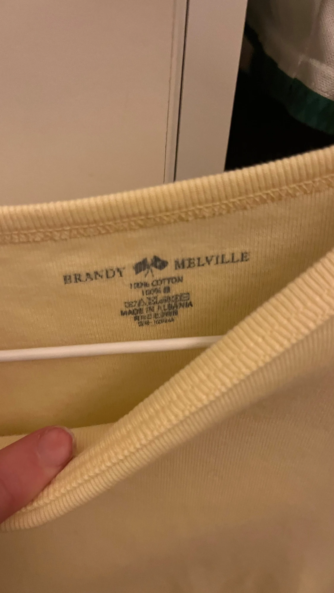 Ljusgul t-shirt från Brandy Melville - 1