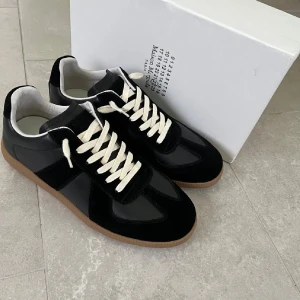 Maison Margiela skor  - Säljer dessa svarta Maison Margiela skorna i storlek 43. Säljer dem för att dem inte passar. Hör av er vid frågor eller prisförslag!