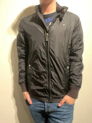 J.Lindeberg Jacka - Hej! Säljer nu denna väldigt snygga J.Lindeberg jackan.  Storlek S Small   Färg: Svart Skick: Mycket gott  Skickas spårbart eller hämtas upp efter överenskommelse. Vid intresse – hör gärna av dig.  Skriv vid frågor eller ifall du vill ha fler bilder:) 